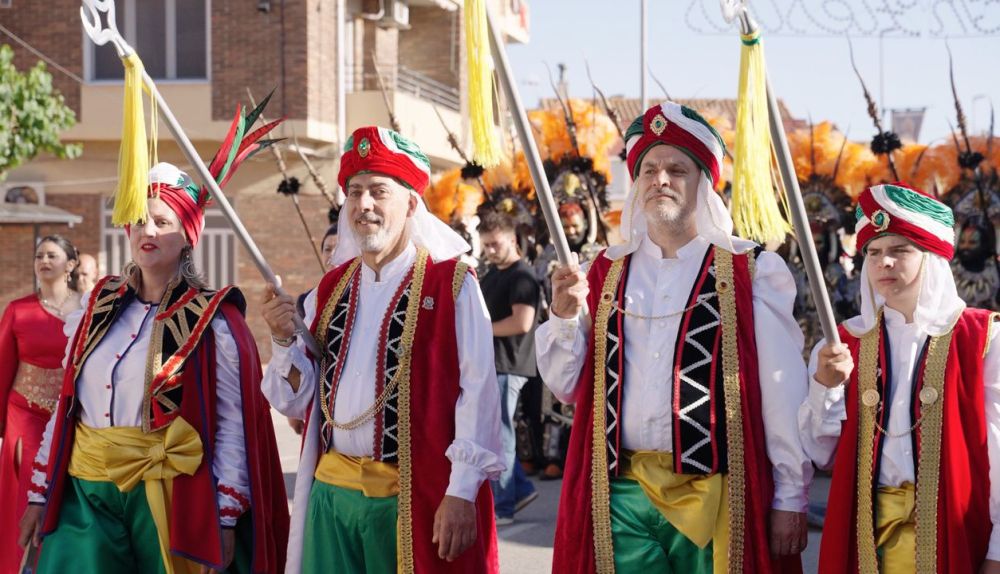 Participants en els Moros i Cristians de Salines, dedicats a la Mare de Déu del Rosari, una festa que des de 1972 és el principal símbol festiu del municipi. / À Punt