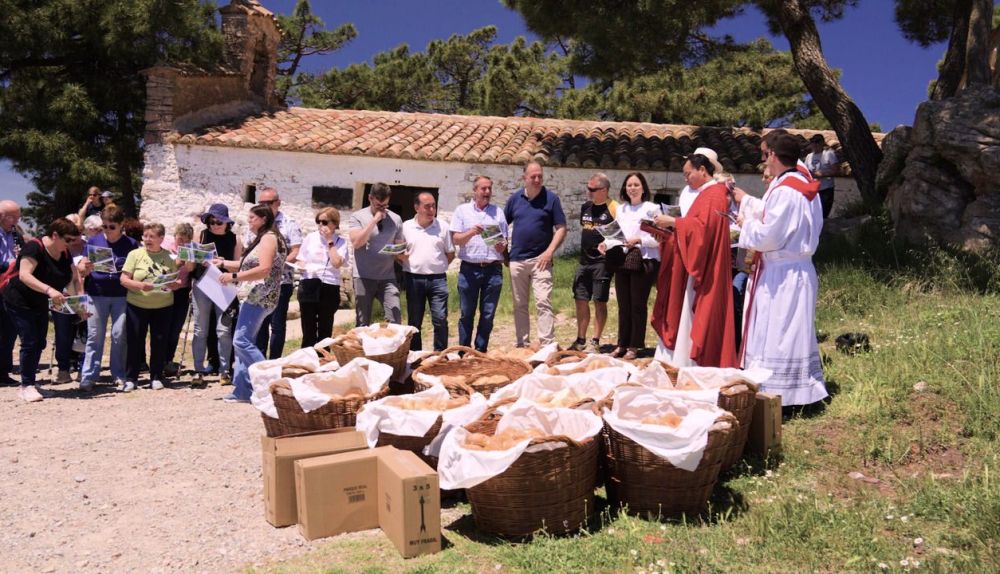 El repartiment de “la caritat” i la benedicció dels rotllets, una de les tradicions més singulars de la romeria de Santa Bàrbara a Pina de Montalgrao. / À Punt