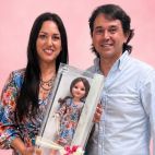 Maribel Sáez recibe de manos de representantes de Berjuan una muñeca personalizada inspirada en su imagen como reconocimiento a su apoyo a la industria juguetera valenciana.