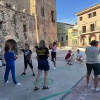 Arrelant Dansa davant del Castell-Palau d'Albalat dels Tarongers.