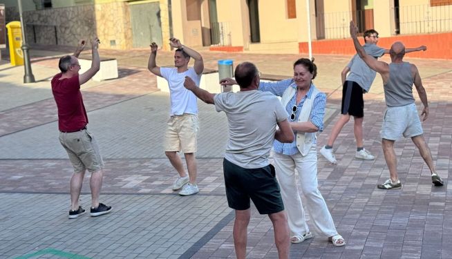 Arrelant Dansa davant del Castell-Palau d'Albalat dels Tarongers.
