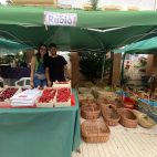 Puesto de venta de cerezas y productos artesanales durante una edición anterior del Mercado de la Cereza de Zarra.