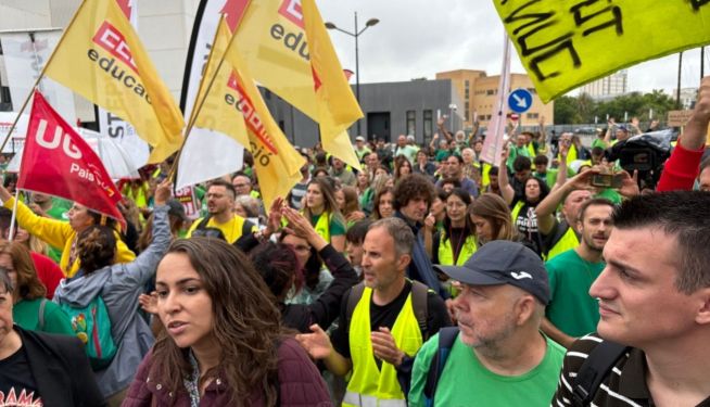 Concentración de docentes a las puertas de la Conselleria este viernes. Concentración de docentes a las puertas de la Conselleria este viernes.