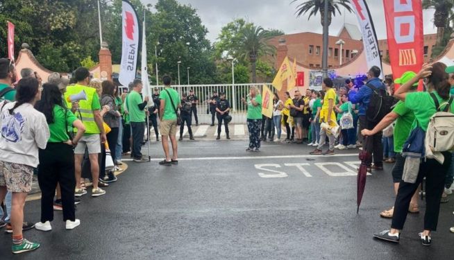 Pasillo formado por los docentes frente a la Conselleria. Pasillo formado por los docentes frente a la Conselleria.