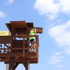 Un socorrista ya vigila las playas de Sagunt.