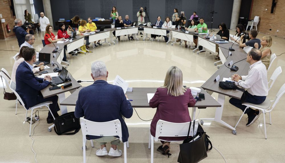 La reunión de la mesa sectorial entre la Conselleria de Educación y los sindicatos de docentes. / EFE-Ana Escobar 