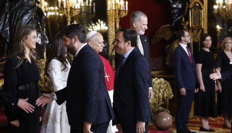 Los presidentes de Murcia, Fernando López Miras, y de la Generalitat Valenciana, Juan Francisco Pérez Llorca, saludan a la familia real y al papa León XIV. / EFE-Chema Moya Los presidentes de Murcia, Fernando López Miras, y de la Generalitat Valenciana, Juan Francisco Pérez Llorca, saludan a la familia real y al papa León XIV. / EFE-Chema Moya