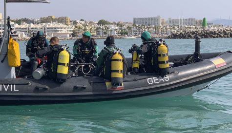 El hallazgo del cuerpo se ha producido alrededor de las 16:20 horas por parte de los buzos de la Guardia Civil.