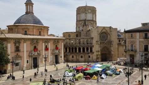 Vista de la acampada de docentes en la plaza de la Virgen de València el pasado martes.