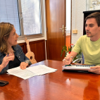 La alcaldesa de Benicàssim, Susana Marqués, y el concejal de Juventud, Carlos Martínez, presentan el campamento de verano municipal. / EPDA La alcaldesa de Benicàssim, Susana Marqués, y el concejal de Juventud, Carlos Martínez, presentan el campamento de verano municipal. / EPDA