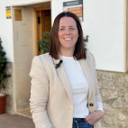 La alcaldesa de Chóvar, Lorena Bonifás, ante el consultorio que será adaptado y accesible para todos los vecinos antes de finalizar 2026. / EPDA La alcaldesa de Chóvar, Lorena Bonifás, ante el consultorio que será adaptado y accesible para todos los vecinos antes de finalizar 2026. / EPDA