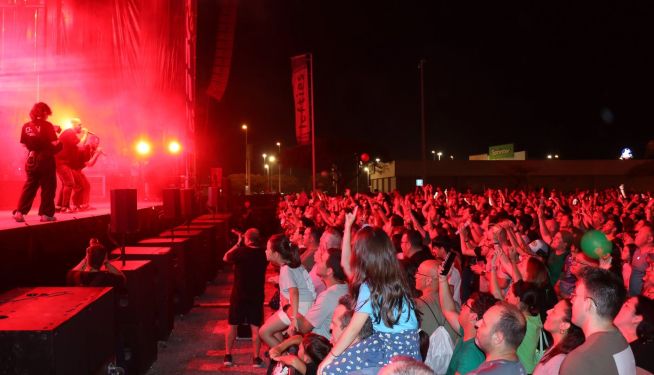 Un instante de la actuación del grupo La Fúmiga en el FesCamp 2026. Un instante de la actuación del grupo La Fúmiga en el FesCamp 2026.