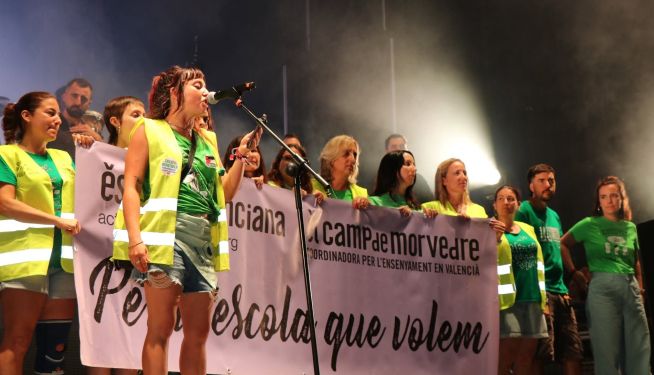 Reivindicaciones "per l'escola que volem" durante el concierto. Reivindicaciones "per l'escola que volem" durante el concierto.