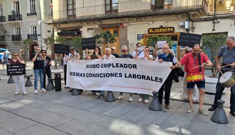 Los comités revertidos de La Ribera, Dénia y Manises protestan frente al Palau de la Generalitat.
