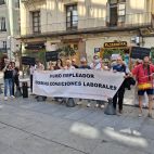 Los comités revertidos de La Ribera, Dénia y Manises protestan frente al Palau de la Generalitat.