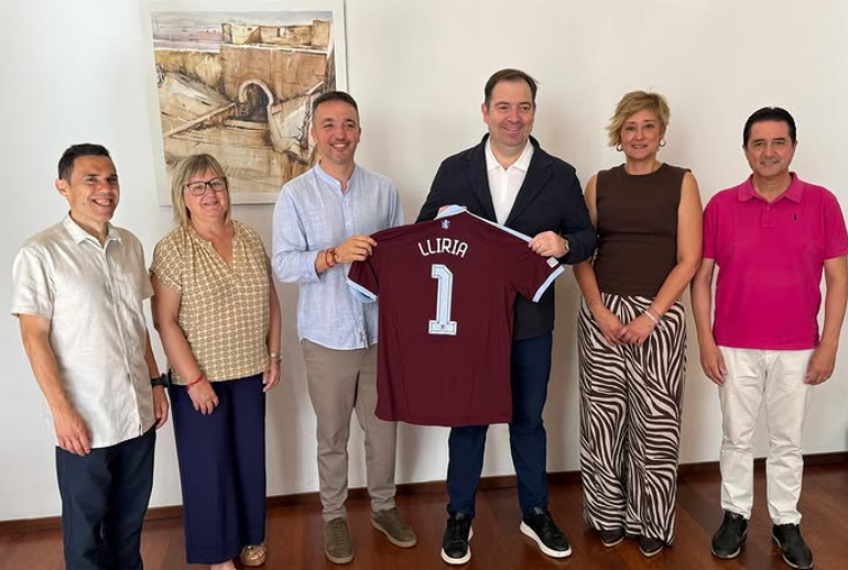 Damià Vidagany hace entrega de una camiseta del Aston Villa al alcalde de Llíria y miembros de la corporación municipal.