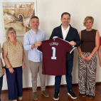 Damià Vidagany hace entrega de una camiseta del Aston Villa al alcalde de Llíria y miembros de la corporación municipal.