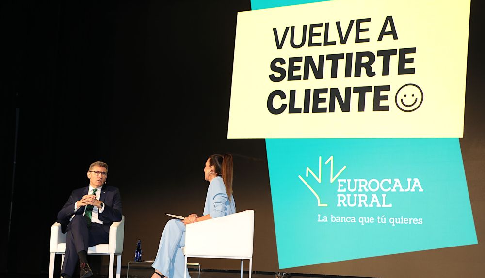 Víctor Manuel Martín López, director general de Eurocaja Rural, durante la presentación de la campaña institucional ‘Vuelve a sentirte cliente’, en un acto conducido por Gloria Santoro. Víctor Manuel Martín López, director general de Eurocaja Rural, durante la presentación de la campaña institucional ‘Vuelve a sentirte cliente’, en un acto conducido por Gloria Santoro.