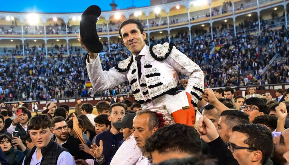 Alejandro Talavante, gran triomfador de la recent Fira de Sant Isidre, surt a coll en una de les seues actuacions recents.