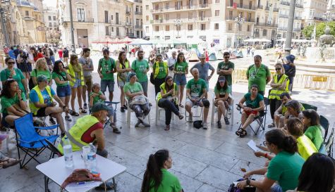 Vista general de una asamblea en la acampada de profesores en el centro de València la semana pasada.