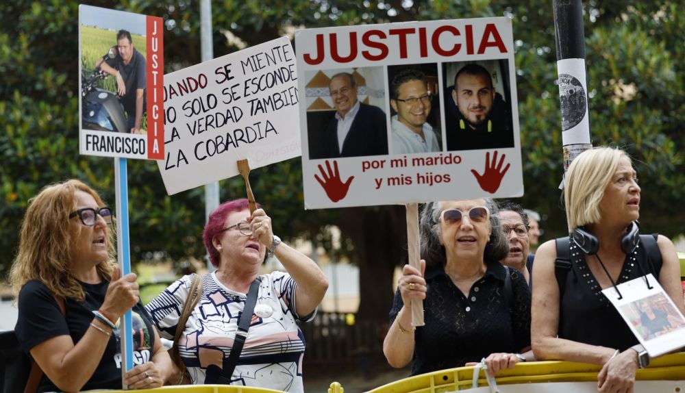 Representantes de las principales asociaciones de víctimas de la dana se han concentrado este miércoles frente al juzgado de Catarroja donde la jueza ha citado a declarar como testigo a la vicepresidenta primera del Gobierno valenciano, Susana Camarero. / EFE-Ana Escobar Representantes de las principales asociaciones de víctimas de la dana se han concentrado este miércoles frente al juzgado de Catarroja donde la jueza ha citado a declarar como testigo a la vicepresidenta primera del Gobierno valenciano, Susana Camarero. / EFE-Ana Escobar