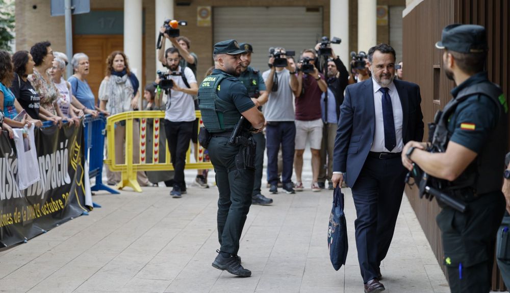 El letrado de Carlos Mazón, Ignacio Gally, a su llegada al juzgado de Catarroja donde la jueza ha citado a declarar como testigo a la vicepresidenta primera del Gobierno valenciano, Susana Camarero. / EFE-Ana Escobar El letrado de Carlos Mazón, Ignacio Gally, a su llegada al juzgado de Catarroja donde la jueza ha citado a declarar como testigo a la vicepresidenta primera del Gobierno valenciano, Susana Camarero. / EFE-Ana Escobar