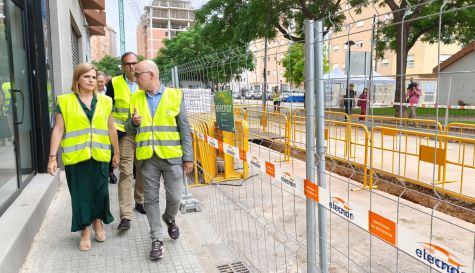 La delegada del Gobierno, Pilar Bernabé, junto al alcalde de la localidad, Toni Saura, en Alaquàs.