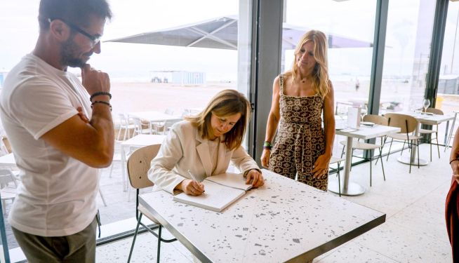 La alcaldesa, María José Catalá, durante la visita al restaurante La Alegría de la Huerta. La alcaldesa, María José Catalá, durante la visita al restaurante La Alegría de la Huerta.