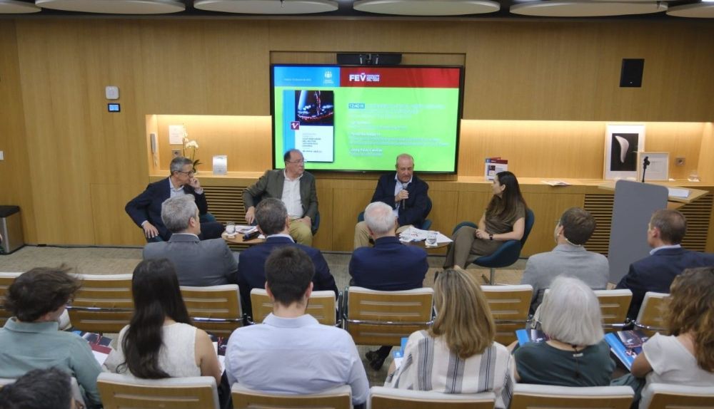 Mesa redonda sobre el compromiso con la sostenibilidad en el sector vitivinícola español. / Grupo Cooperativo Cajamar Mesa redonda sobre el compromiso con la sostenibilidad en el sector vitivinícola español. / Grupo Cooperativo Cajamar