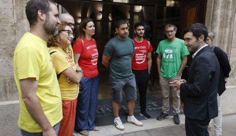 Representantes de los sindicatos mayoritarios en el profesorado, charlan este miércoles con el ministro de Derechos Sociales, Pablo Bustinduy. / EFE-Kai Försterling