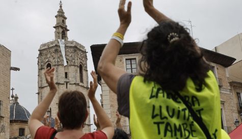 Un grupo de profesores descuelgan pancartas de la torre del Miguelete en València este miércoles. / EFE-Kai Forsterling Un grupo de profesores descuelgan pancartas de la torre del Miguelete en València este miércoles. / EFE-Kai Forsterling