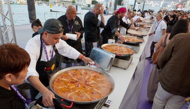 El 51 Concurs de Fideuà de Gandia ha reunit 30 participants d'arreu del món. El 51 Concurs de Fideuà de Gandia ha reunit 30 participants d'arreu del món.