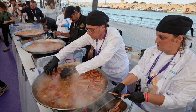 El 51 Concurs de Fideuà de Gandia ha reunit 30 participants d'arreu del món. El 51 Concurs de Fideuà de Gandia ha reunit 30 participants d'arreu del món.
