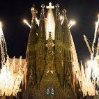 Pirotecnia Vulcano firma el espectacular castillo de fuegos artificiales que coronó la inauguración de la Torre de Jesucristo de la Sagrada Familia ante el Papa León XIV.