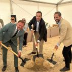 Vicent Zaragozá, Felipe Lainez y Alberto Primo Llácer enterrando la cápsula del tiempo.