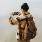 La tecnología eSIM permite disponer de conexión a internet en el extranjero de forma inmediata, sin necesidad de cambiar la tarjeta SIM física del dispositivo. / Maksim Goncharenok