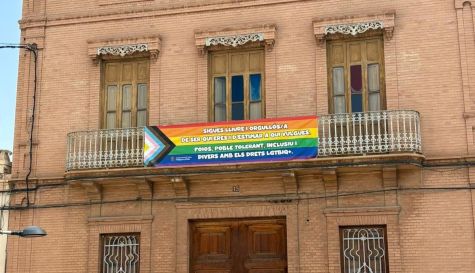 La casa dels Artillers de Foios lluïx una pancarta multicolor amb motiu de l'Orgull LGTBIQ+