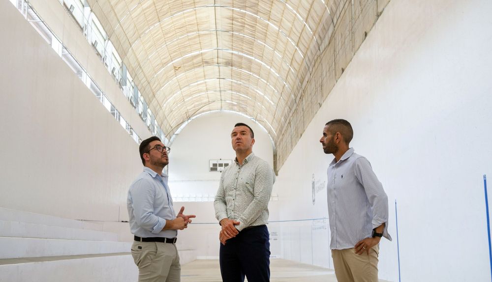 El presidente de la Diputació de València, Vicent Mompó, durante su visita al ‘trinquet’ municipal rehabilitado con financiación provincial. / Diputació de València