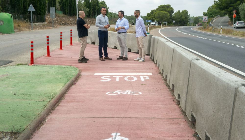 Mompó y el alcalde de Vilamarxant, Héctor Troyano, supervisan el nuevo tramo del carril ciclopeatonal financiado por la Diputación. / Diputació de València