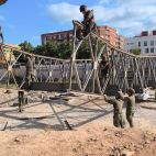 Efectivos del Regimiento de Especialidades de Ingenieros nº 11 durante los trabajos de desmontaje del puente MABEY en Picanya. / Ministerio de Defensa