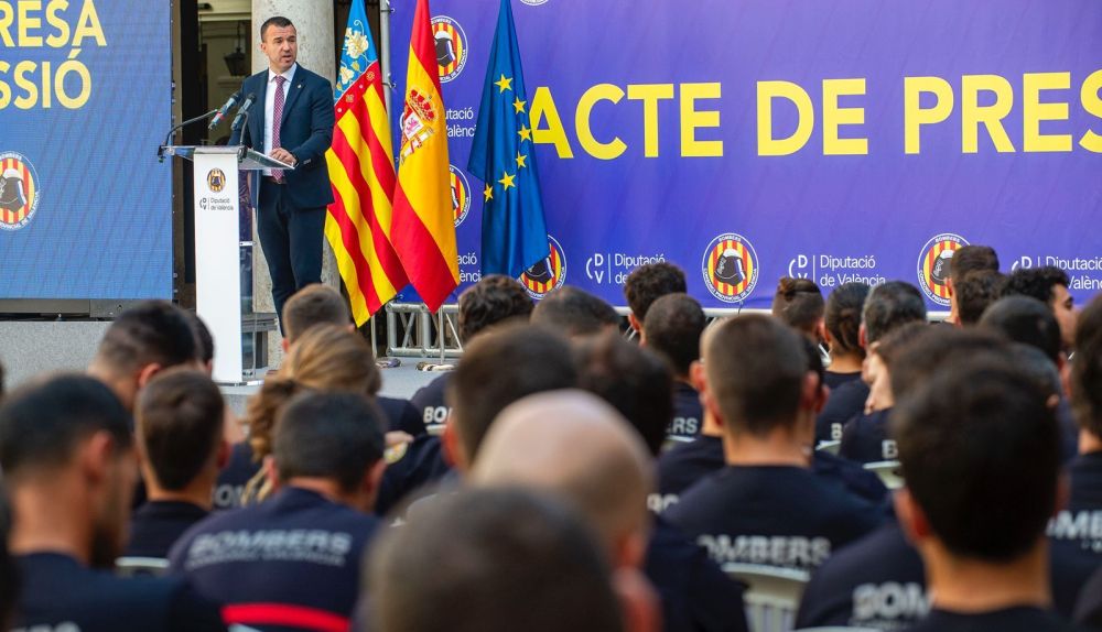 El presidente de la Diputació de València, Vicent Mompó, durante el acto de bienvenida a los 245 nuevos bomberos celebrado en el Centre Cultural La Nau de València. / Diputació de València El presidente de la Diputació de València, Vicent Mompó, durante el acto de bienvenida a los 245 nuevos bomberos celebrado en el Centre Cultural La Nau de València. / Diputació de València