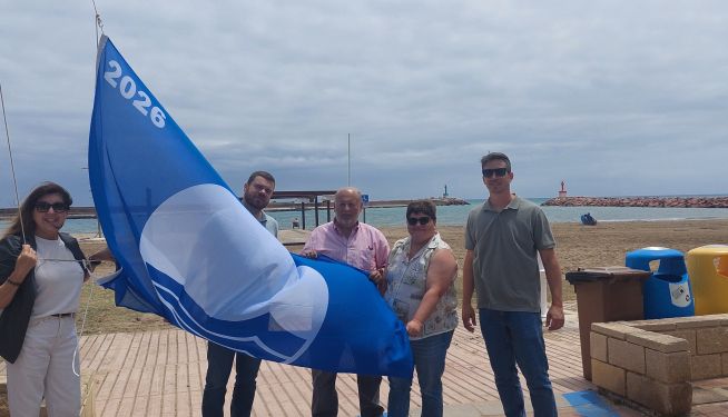 L'alcalde i els regidors de l'Ajuntament hissant una bandera blava. L'alcalde i els regidors de l'Ajuntament hissant una bandera blava.