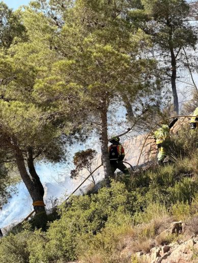 Bomberos forestales trabajando en las labores de extinción del incendio forestal declarado este viernes en Serra. / Ajuntament de Serra Bomberos forestales trabajando en las labores de extinción del incendio forestal declarado este viernes en Serra. / Ajuntament de Serra