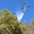 Labores de extinción durante el incendio forestal declarado este viernes en Serra.