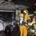 Bomberos del Consorcio Provincial de Alicante durante las labores de extinción y ventilación en el garaje de Xixona.  EPDA