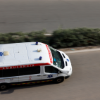 Una ambulancia circula por una calle de València. / EFE/Ana Escobar/Archivo