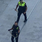 La Policía Local captura una serpiente en un residencial de Sagunt. La Policía Local captura una serpiente en un residencial de Sagunt.