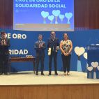 José F. Cabanes recibe de Pablo Bustinduy y Patricia Bezunartea la Cruz de Oro de la Orden Civil de la Solidaridad Social en representación de los Servicios Sociales de los municipios afectados por la dana.