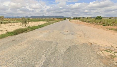 Firme en mal estado al inicio de la carretera de acceso a la estación de AVE Requena-Utiel. Firme en mal estado al inicio de la carretera de acceso a la estación de AVE Requena-Utiel.