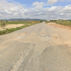 Firme en mal estado al inicio de la carretera de acceso a la estación de AVE Requena-Utiel.